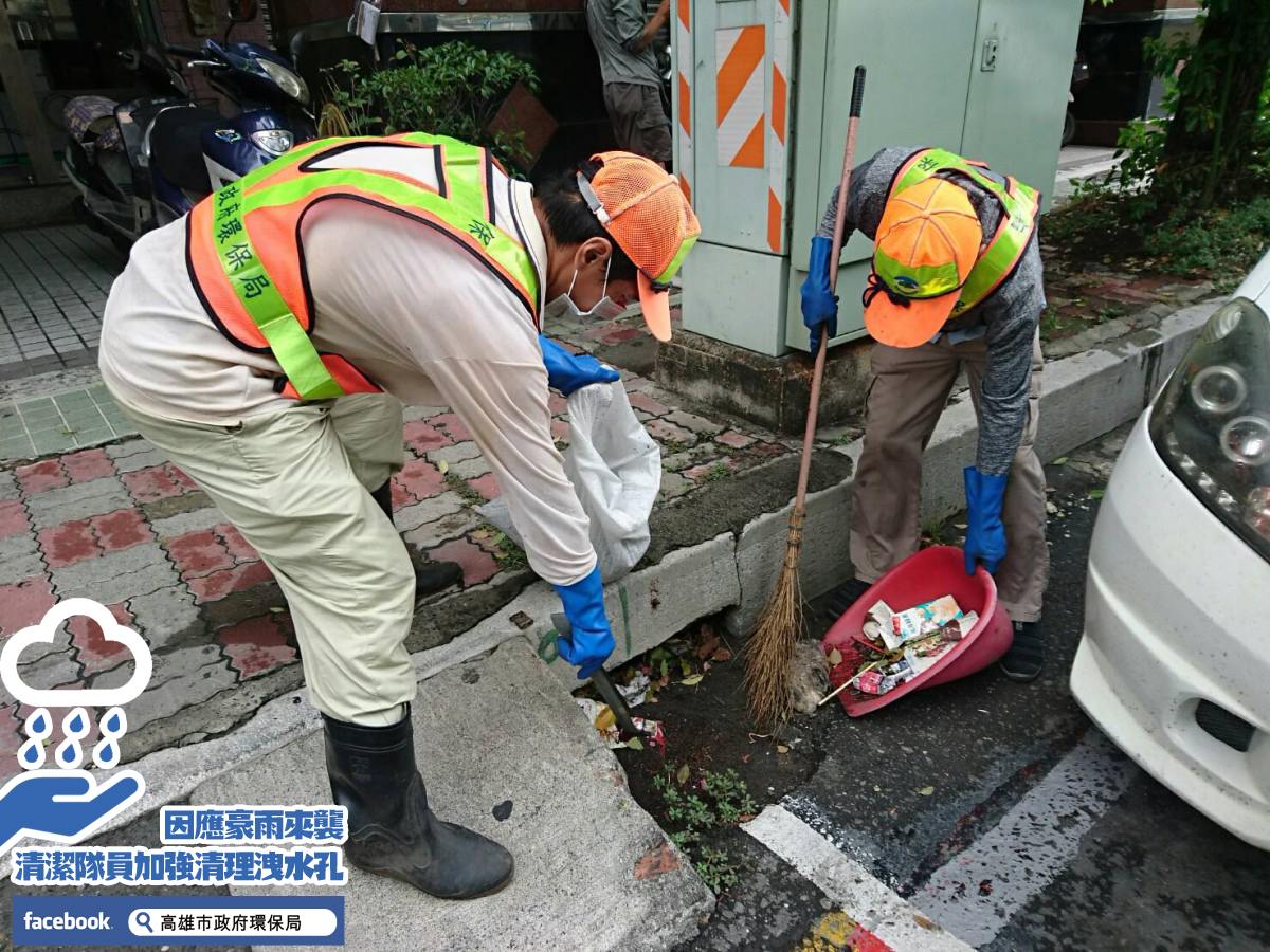 清潔人員清疏道路側溝作業情形
